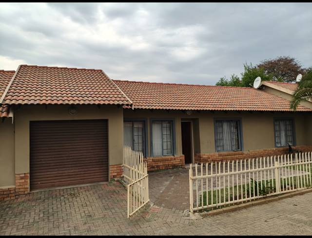 3 BEDROOM TOWNHOUSE FOR SALE IN OOS EINDE